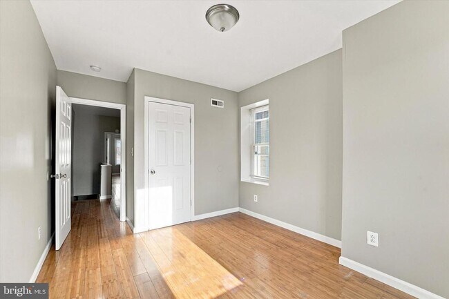 Building Photo - 1551 N Allison St