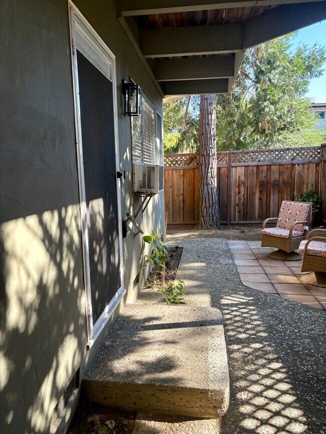 Building Photo - Charming Downtown Los Gatos – Remodeled 1 BR with Private Yard!