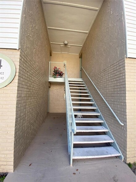 Building Photo - 7210 N Manhattan Ave