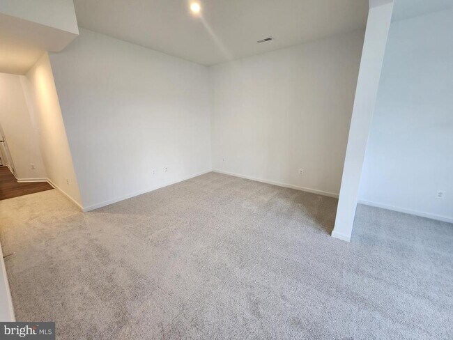 Building Photo - 500 Husky Trl