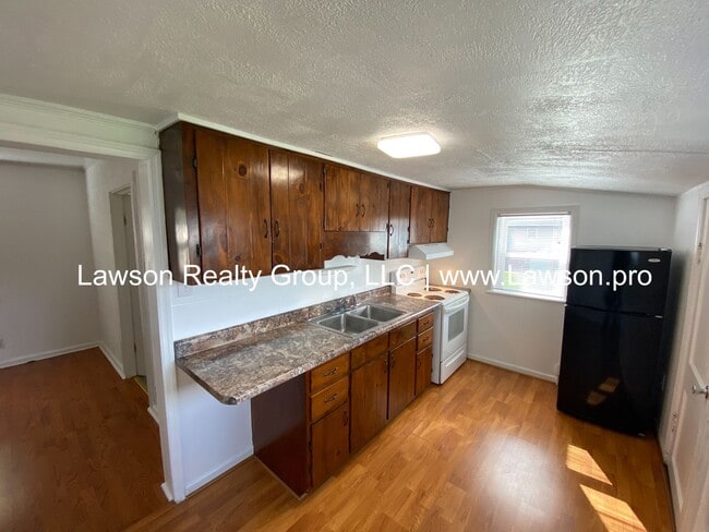 Building Photo - One Level Living with Nice Yard