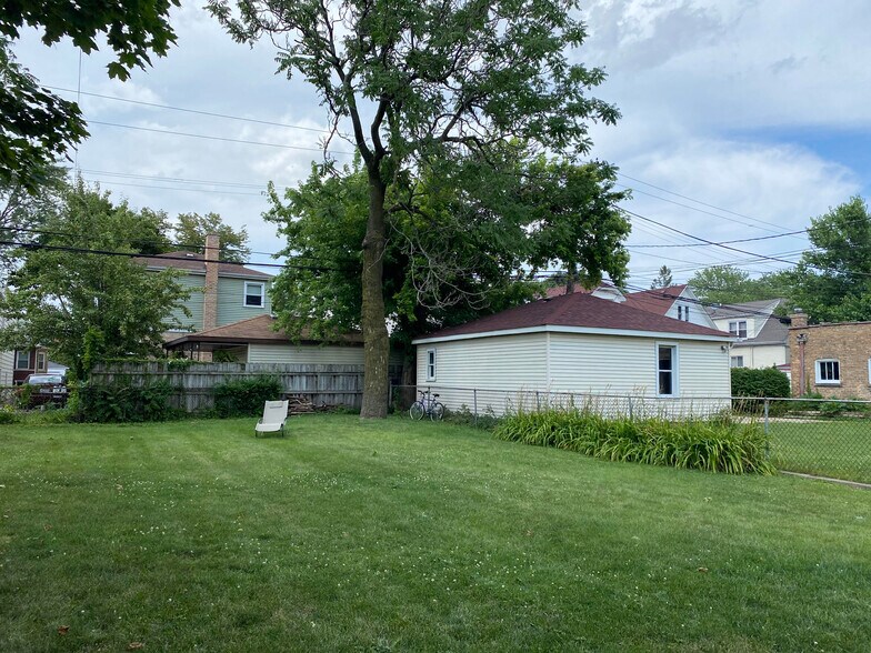 Building Photo - 4916 W Cornelia Ave