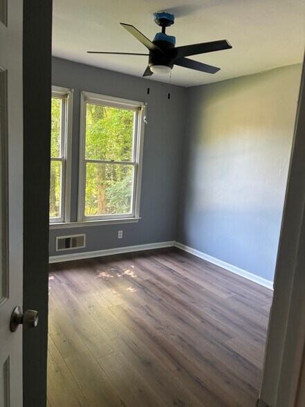 Building Photo - 1311 Lakeshore Cir