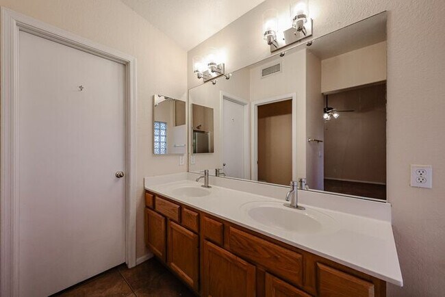 Building Photo - MOVE IN SPECIALS!! Lovely 4-bedroom, 2-bat...