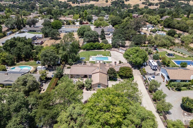 Building Photo - 1221 N Refugio Rd