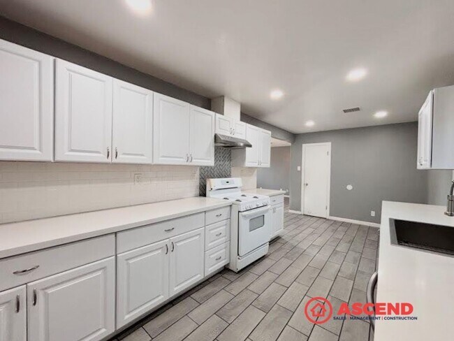 Building Photo - 3-Bedroom Home In East Bakersfield!