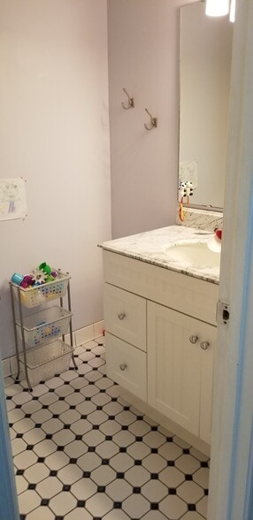 Building Photo - 1127 Fairview Ct