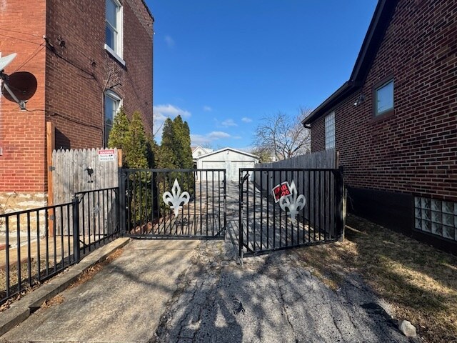 Building Photo - 103 E Arlee Ave