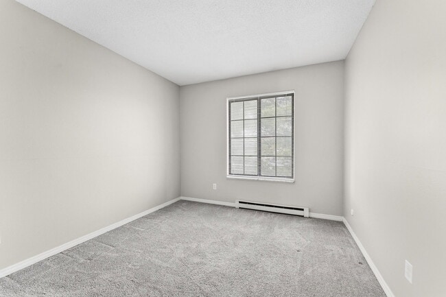 Building Photo - 5943 Walnut Cir Dr