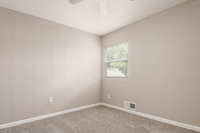 Building Photo - Stunning Renovation on the Near East Side!