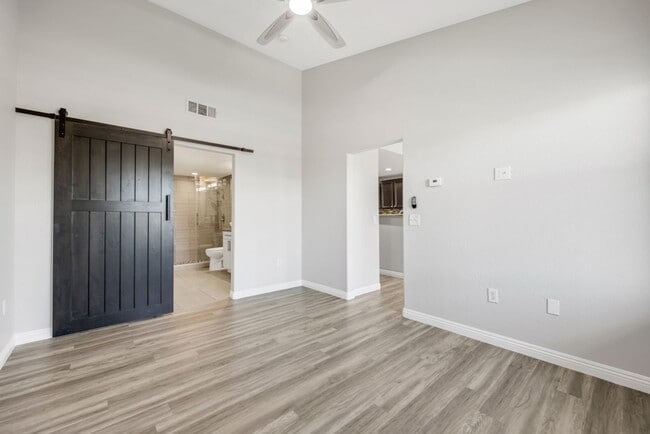 Building Photo - Upgraded Townhouse in Summerlin