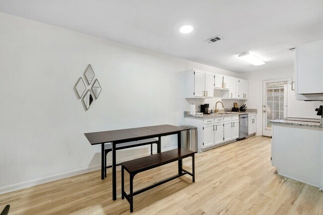 Building Photo - 1308 W Brevard St