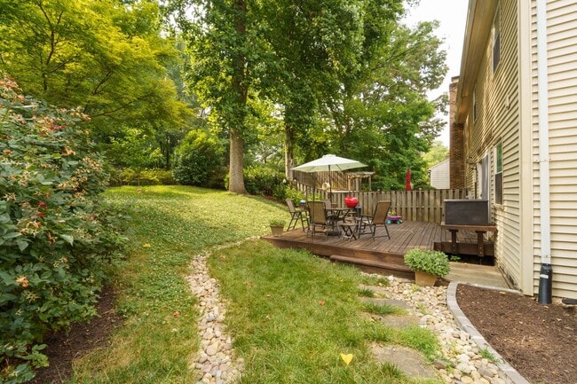 Building Photo - This 3 Bed 2.5 Bath Burke, VA Townhome is a Must See!