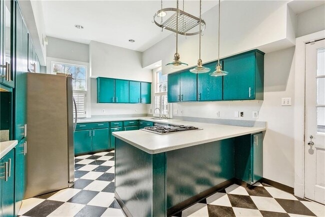 Building Photo - 523 Turquoise St