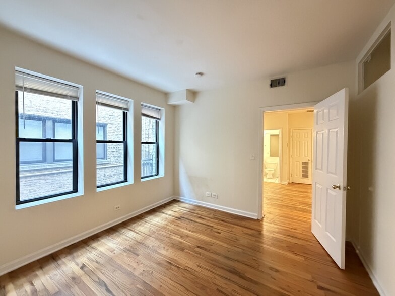 Building Photo - 909 W Dakin St