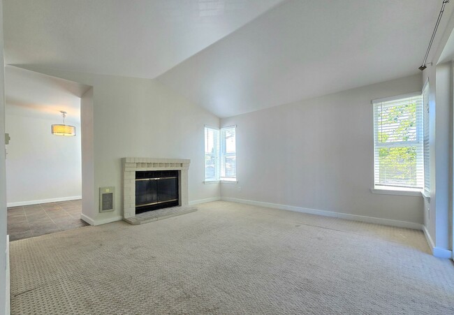 Building Photo - 2 Bedroom Condo Available in Kenmore - $25...
