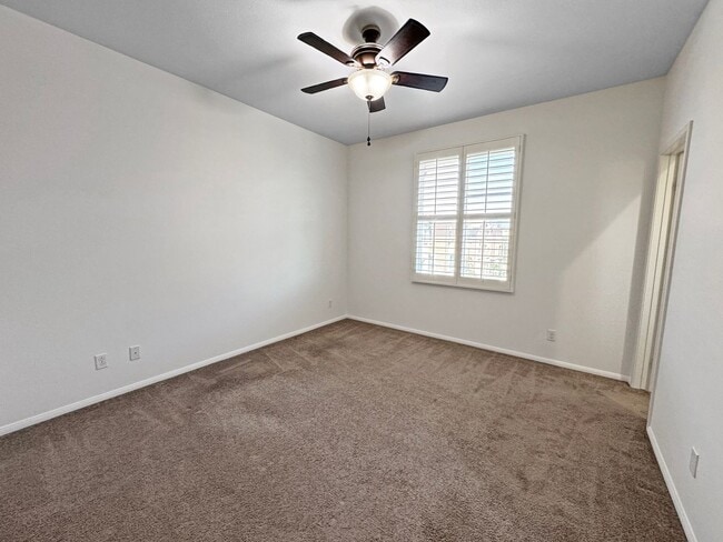 Building Photo - Spacious 3Bd/3.5Ba Home With All Primary B...