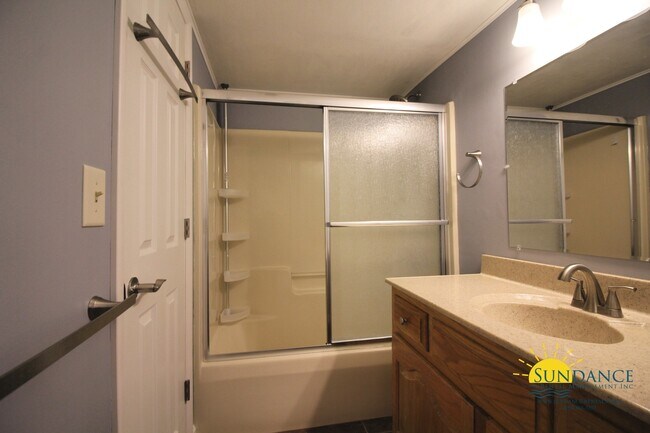Building Photo - Lovely 4 Bedroom Home in Fort Walton Beach