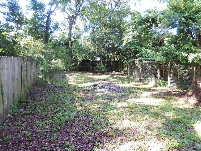 Building Photo - AFFORDABLE 2/1 w/ & Huge Privacy Fenced Yard! $1095/month Avail April 1st!