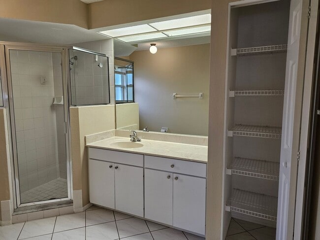 Building Photo - Move In Ready