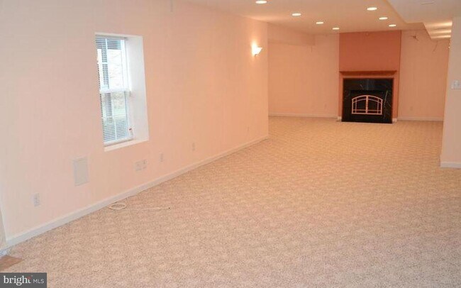 Building Photo - 21323 Village Green Cir