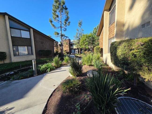 Building Photo - Charming 1 Bed, 1 Bath Lakewood Shores condo!