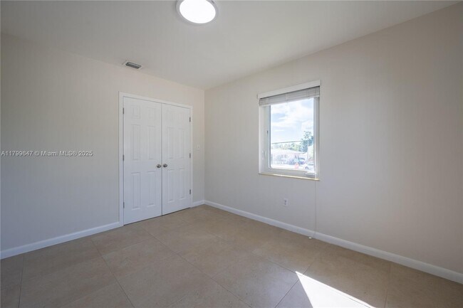 Building Photo - 930 SW 24th Ct
