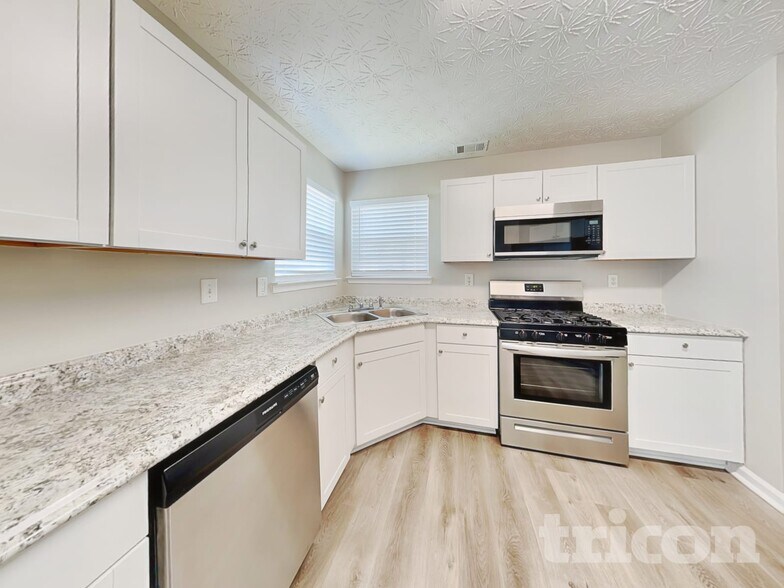 Building Photo - 305 Sarasota Ln