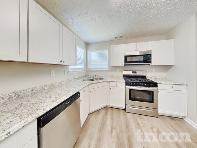 Building Photo - 305 Sarasota Ln