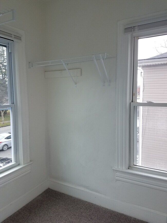 Building Photo - Spacious 4 bedroom 2 bath renovated single...