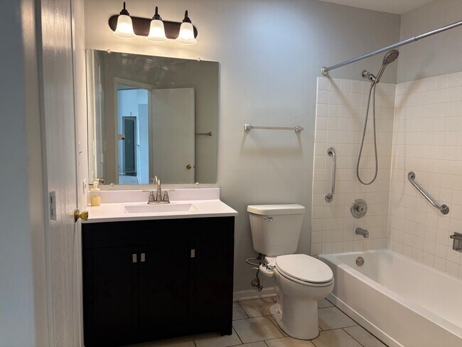 Building Photo - 1521 Commodore Ct