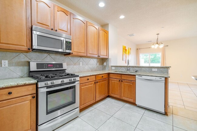 Building Photo - 2 Story 3 Bedroom Townhome Available Now f...