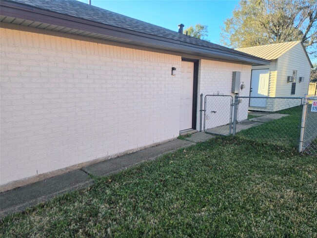 Building Photo - 1411 Dorsetshire Dr