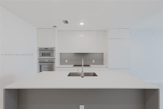 Building Photo - 700 NE 24th St