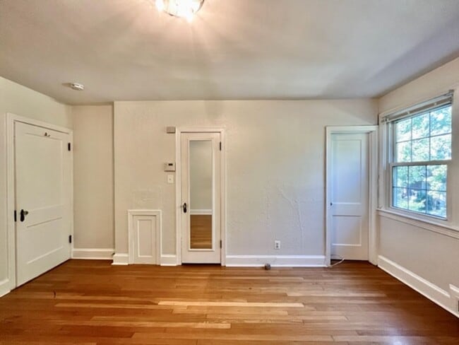 Building Photo - Great 4 BR 3 BA townhouse in great quiet s...