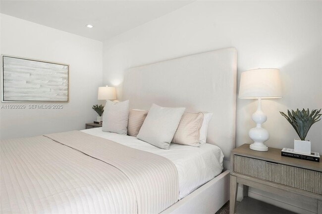 Building Photo - 10945 SW 75th Ct