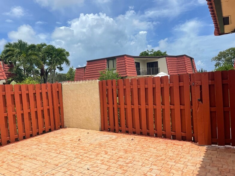 Building Photo - 3878 Victoria Dr