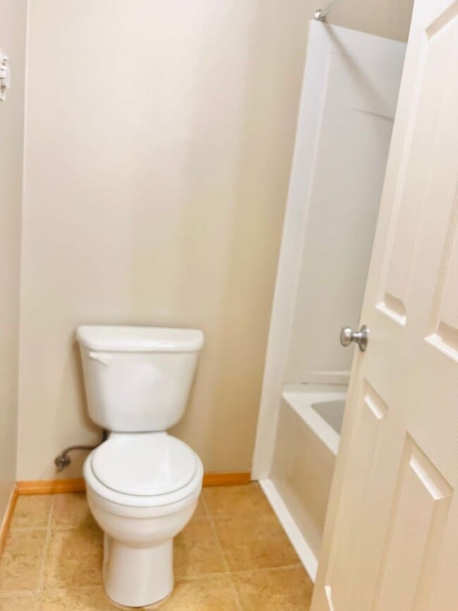 Building Photo - Enormous 4 Bed 2.5Bath + Bonus Room Great Lacey Neighborhood