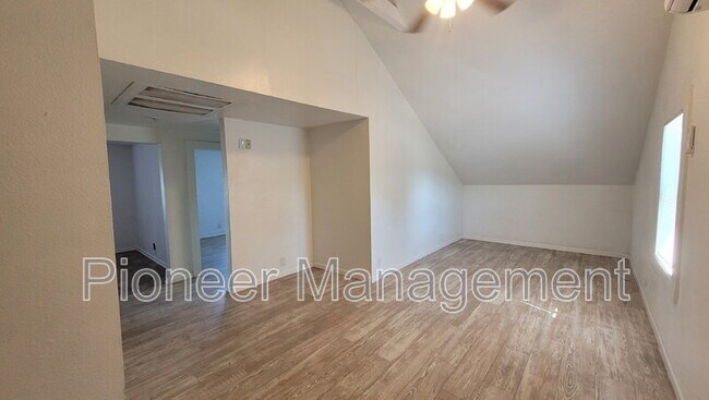 Building Photo - 368 E Dean Ave