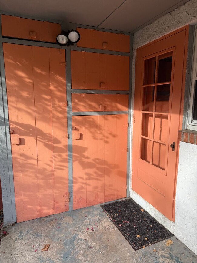 Building Photo - Two Bedroom Duplex Located Just Blocks from Downtown - No Students Permitted