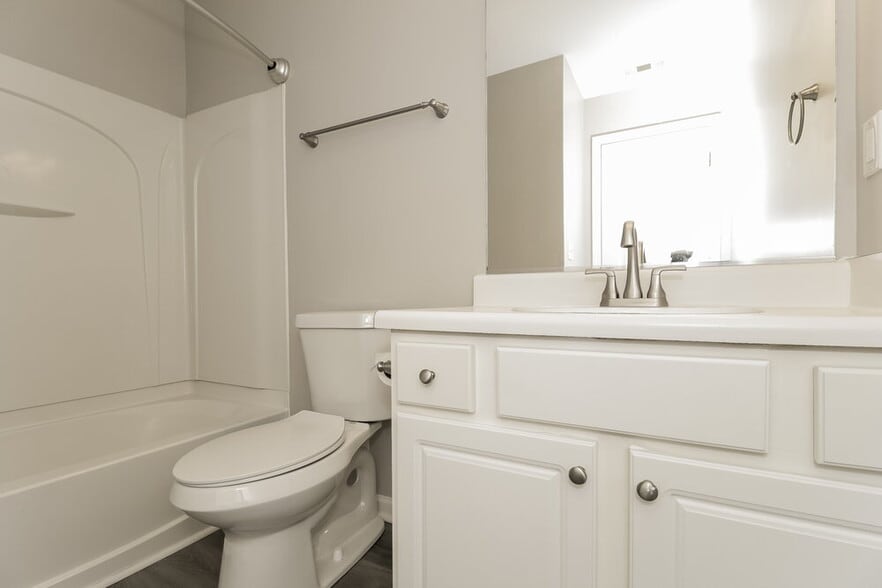 Building Photo - 128 Creekwood Tr