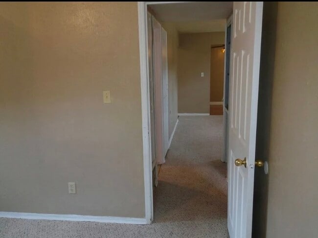 Building Photo - 4013 Locust Dr