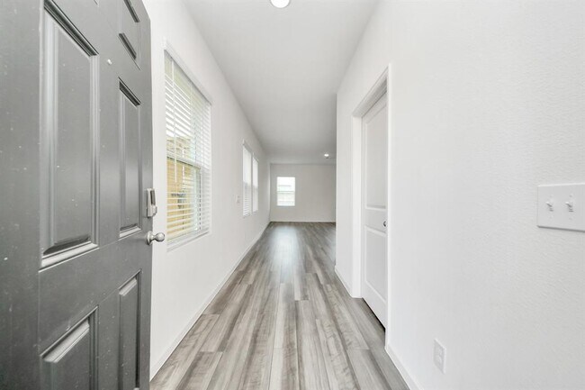 Building Photo - 10302 Florance Spring Dr