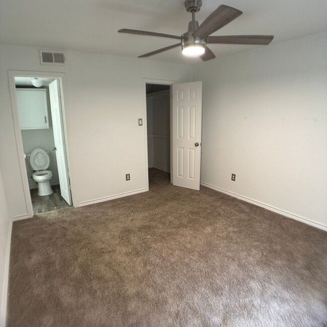 Building Photo - Beautiful condo in Oak Cliff