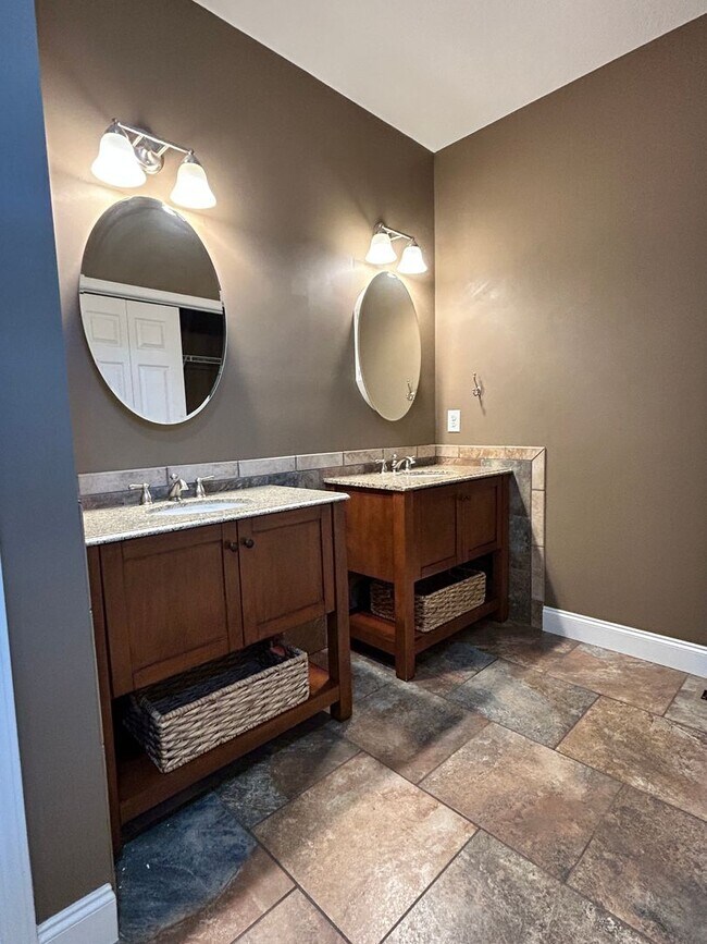 Building Photo - 310 Oak Vista Dr