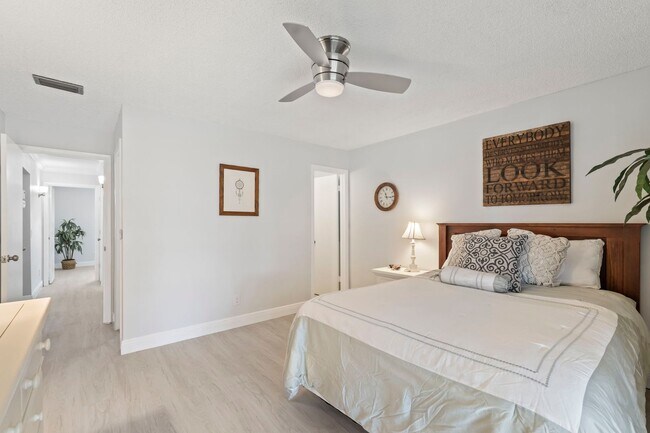 Building Photo - (55+) 2/2 Furnished Condo in Jensen Beach