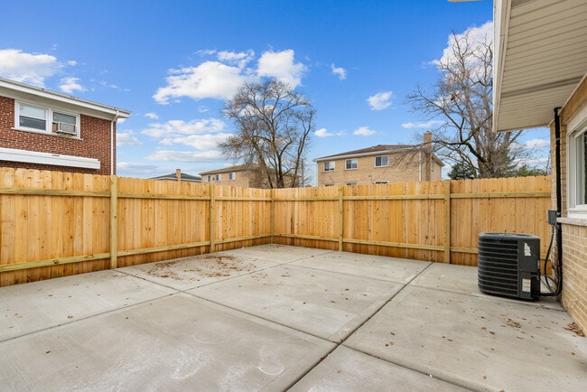 Building Photo - 8824 Robin Dr