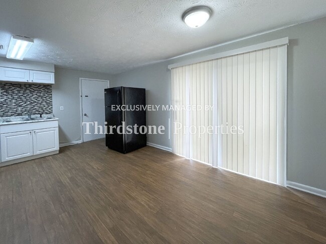 Building Photo - 2569 Kershaw Dr W