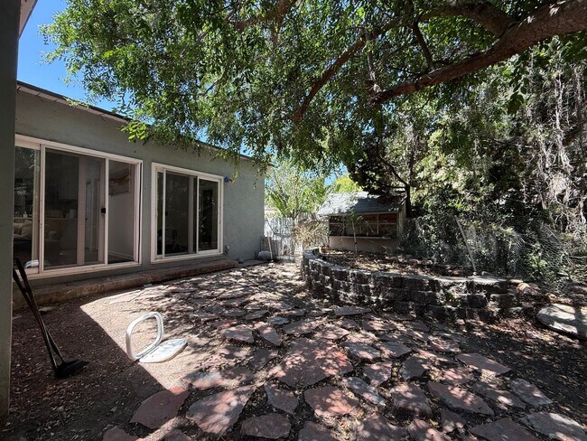 Building Photo - Serene yard tucked in the canyon!