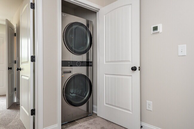 Building Photo - Elegant 2-Bedroom, 2.5-Bath Townhome Minutes from Downtown Greenville and walking distance to Swa...